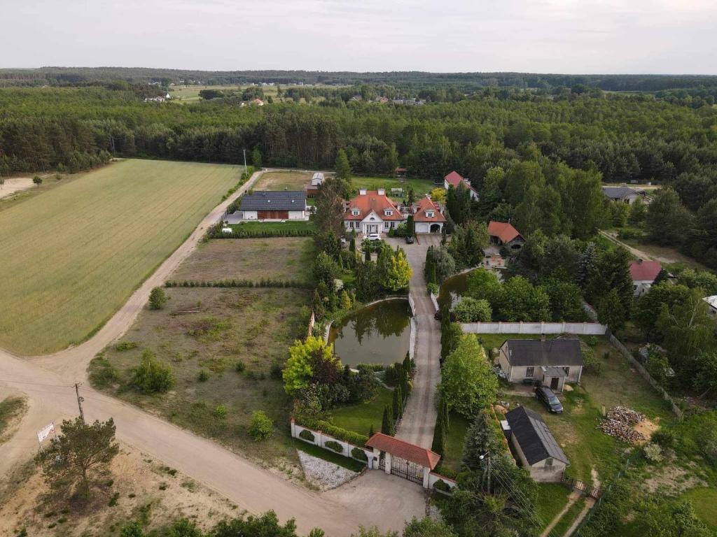 uma vista aérea de uma grande casa com um lago em DOM GOŚCINNY NAD JEZIOREM BIAŁYM em Gorzewo