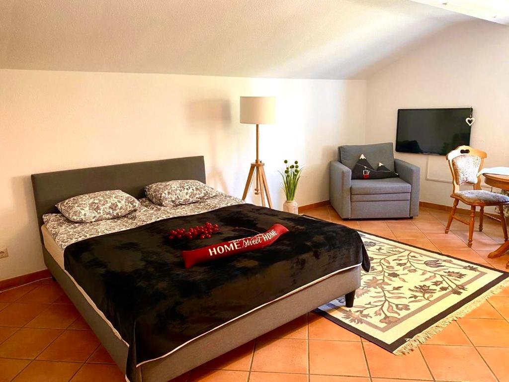 Postel nebo postele na pokoji v ubytování Apartment mit Bergblick in bayerischen Alpen