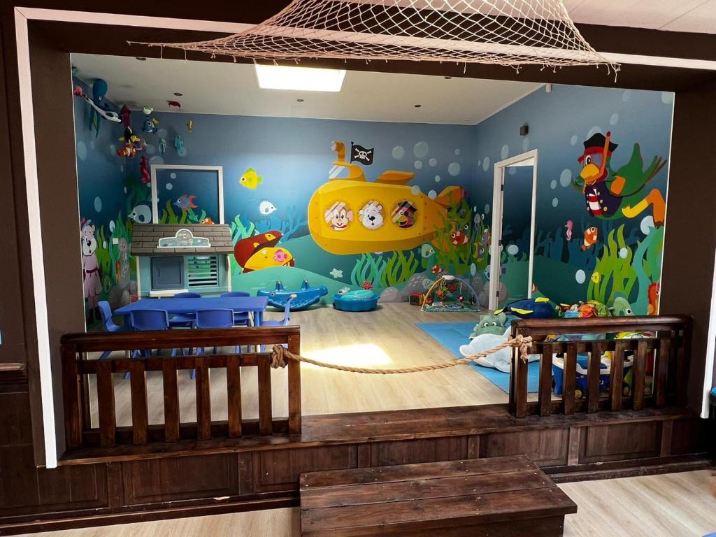 een kinderkamer met een muurschildering van clownvissen op de muur bij Bondi Beach in Renesse