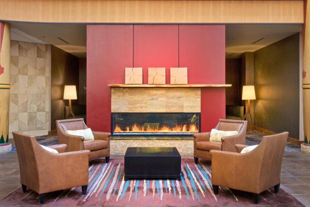 Posezení v ubytování Sheraton Anchorage Hotel