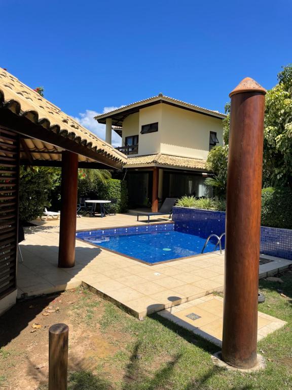 uma piscina em frente a uma casa em Casa Villa Lele em Salvador