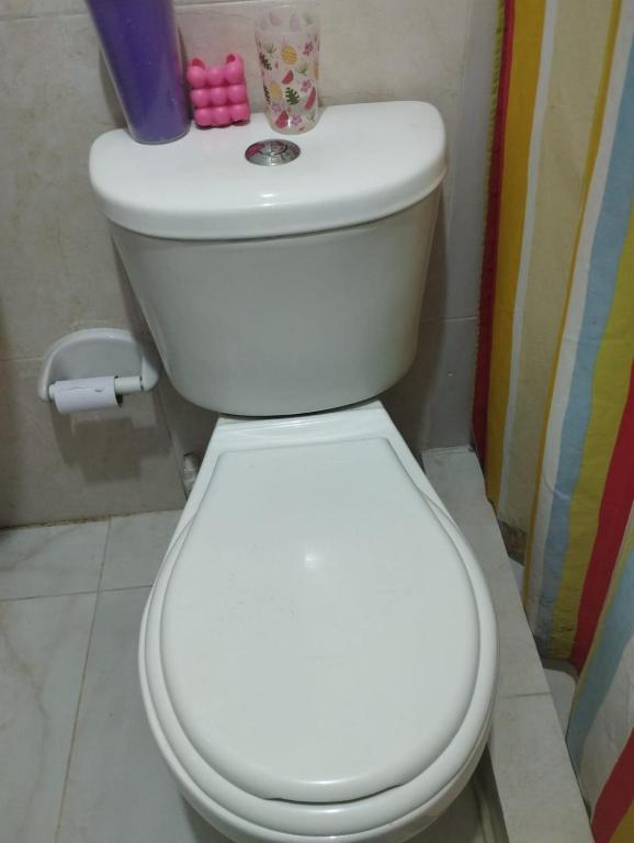 La salle de bains est pourvue de toilettes blanches. dans l'établissement Habitación, à Valledupar