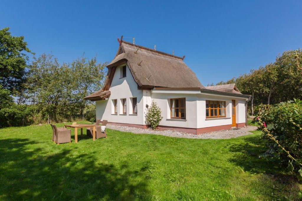 Casa pequeña con techo de paja en Reethaus am Deich en Dierhagen