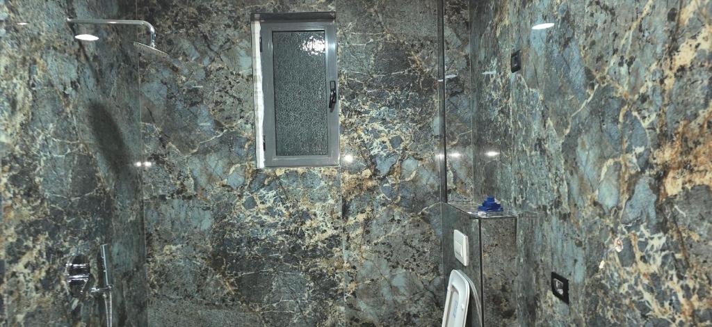 Koupelna v ubytování KOA Hotel Tiranë