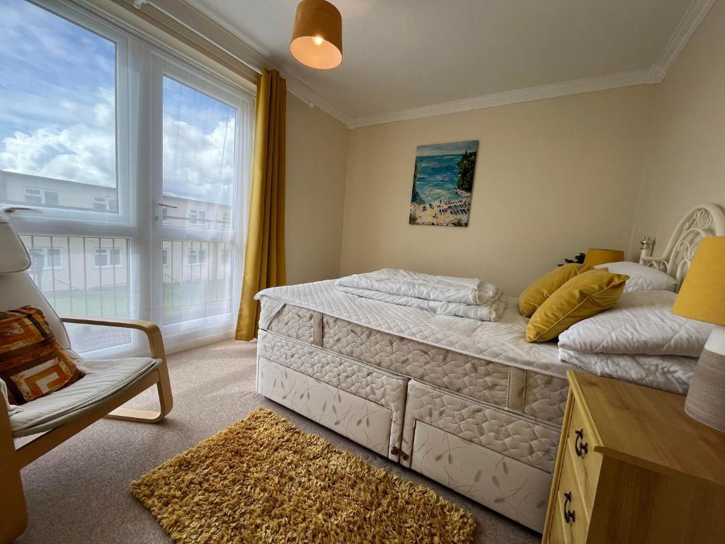 En eller flere senge i et værelse på Bermuda Haven 124, Hemsby - Two storey, three bed chalet, sleeps 7, pet free site, onsite entertainment