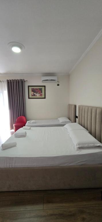 Postel nebo postele na pokoji v ubytování KOA Hotel Tiranë