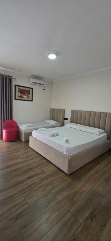 Postel nebo postele na pokoji v ubytování KOA Hotel Tiranë
