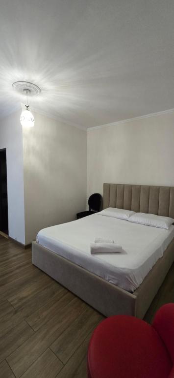 Postel nebo postele na pokoji v ubytování KOA Hotel Tiranë