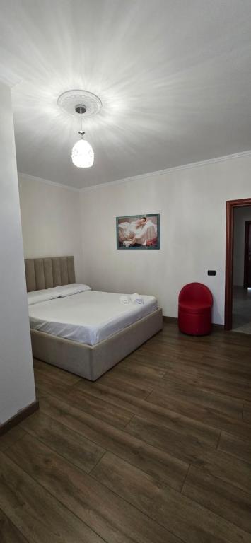 Postel nebo postele na pokoji v ubytování KOA Hotel Tiranë
