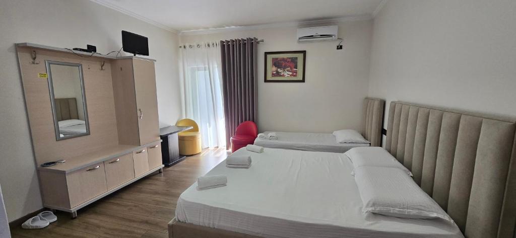 Postel nebo postele na pokoji v ubytování KOA Hotel Tiranë