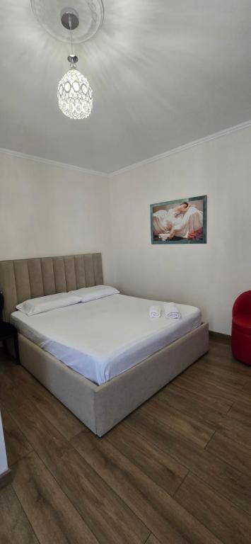 Postel nebo postele na pokoji v ubytování KOA Hotel Tiranë