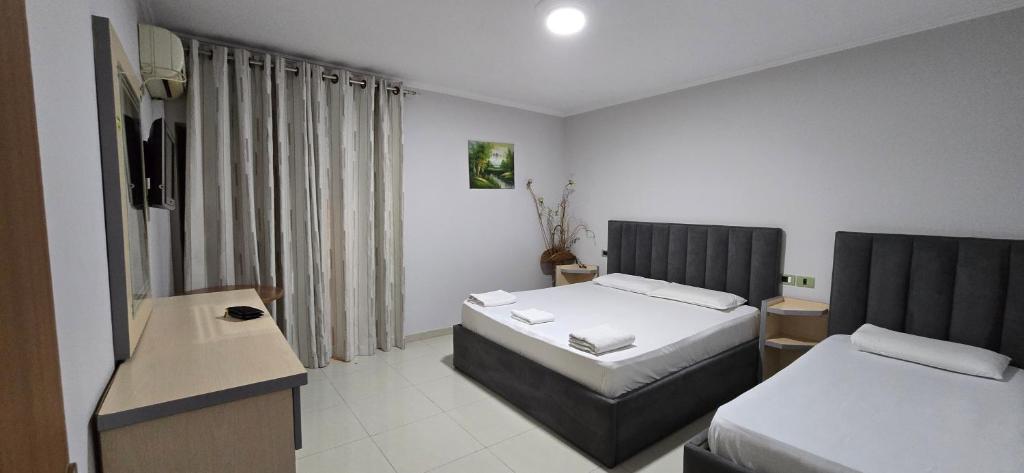Postel nebo postele na pokoji v ubytování KOA Hotel Tiranë