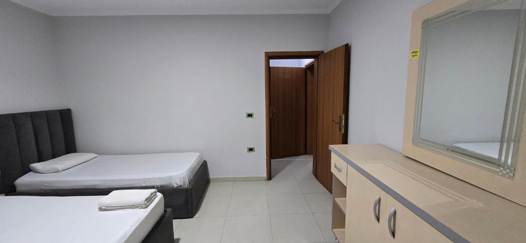 Postel nebo postele na pokoji v ubytování KOA Hotel Tiranë