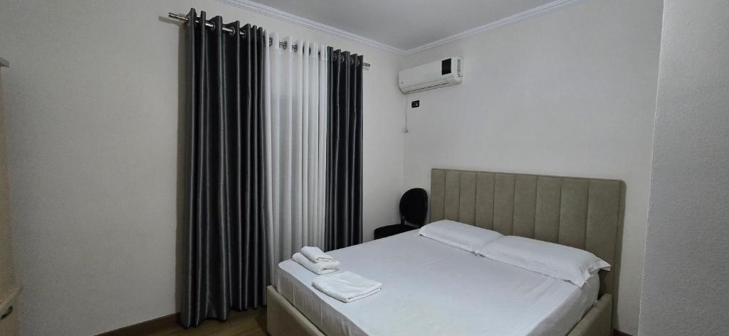 Postel nebo postele na pokoji v ubytování KOA Hotel Tiranë