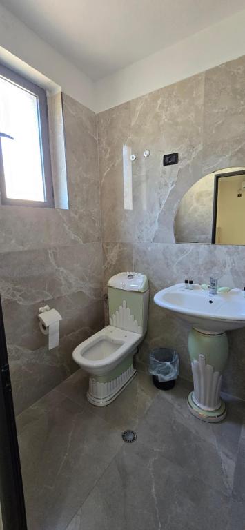 Koupelna v ubytování KOA Hotel Tiranë