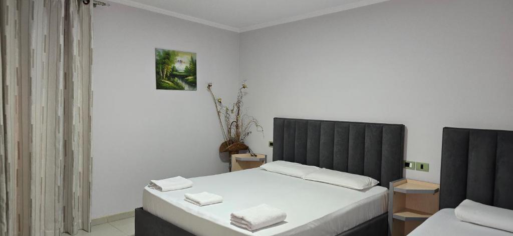 Postel nebo postele na pokoji v ubytování KOA Hotel Tiranë