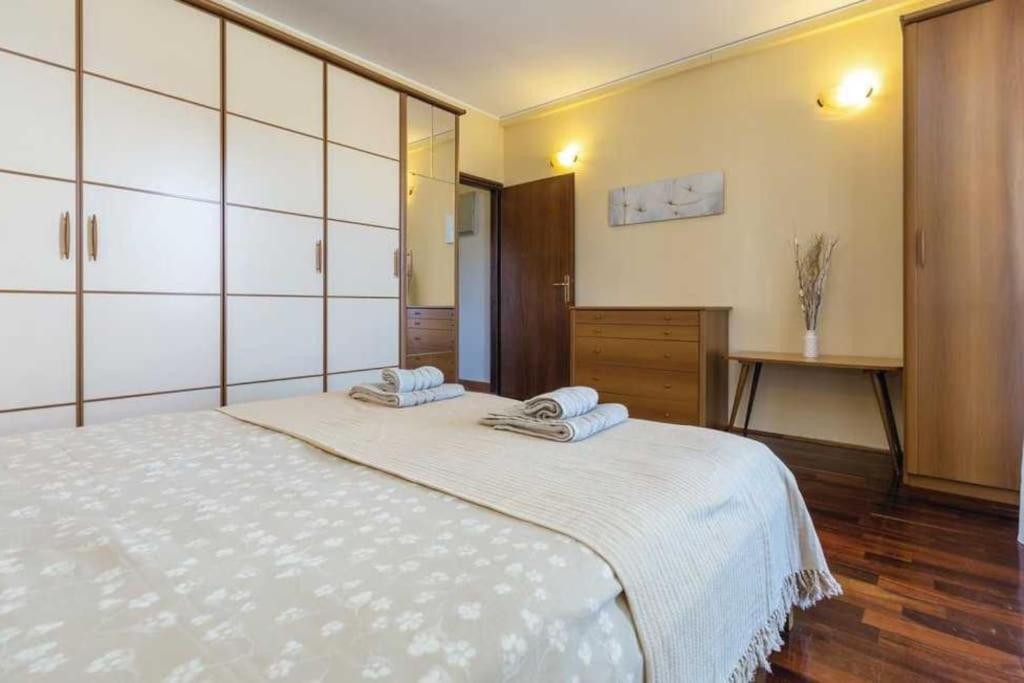 una camera da letto con un grande letto con due asciugamani di Apartment Dora a Vrsar