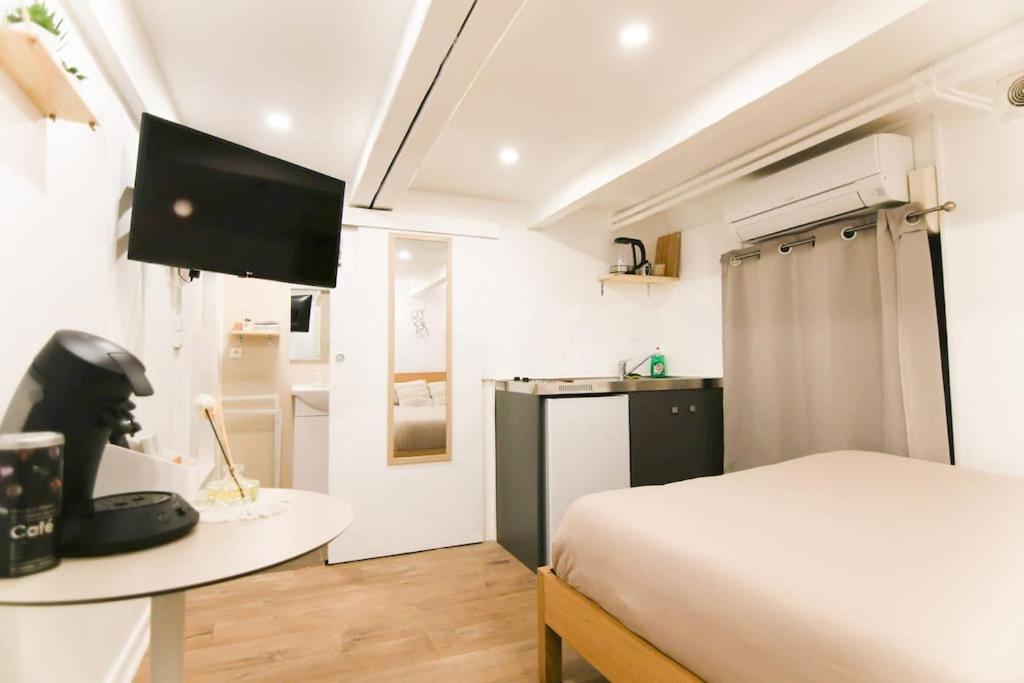 une chambre avec un lit et un bureau avec un ordinateur dans l'établissement Studio palais des festivals Croisette, à Cannes