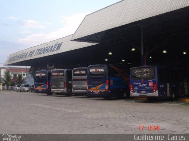 eine Gruppe von Bussen, die vor einem Gebäude geparkt sind in der Unterkunft Casa de praia Itanhaém Cibratel 2 concorrida in Itanhaém