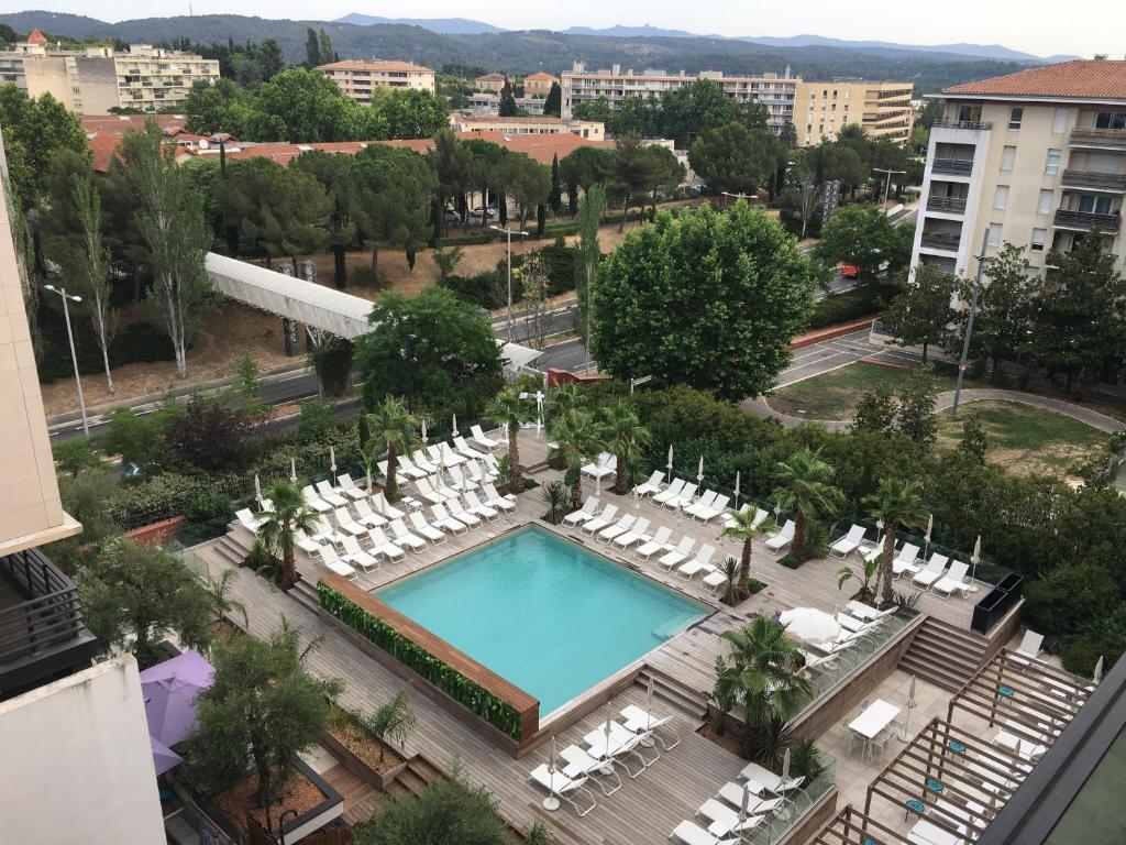 - une vue sur la piscine et ses chaises blanches dans l'établissement ITER House 이터 하우스, à Aix-en-Provence