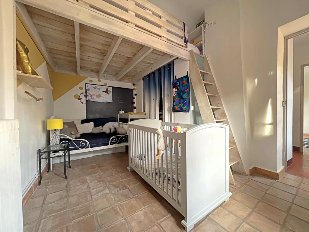 Habitación para bebés con cuna y litera en Bastide provençale proche Aix-en-Provence, en Peynier