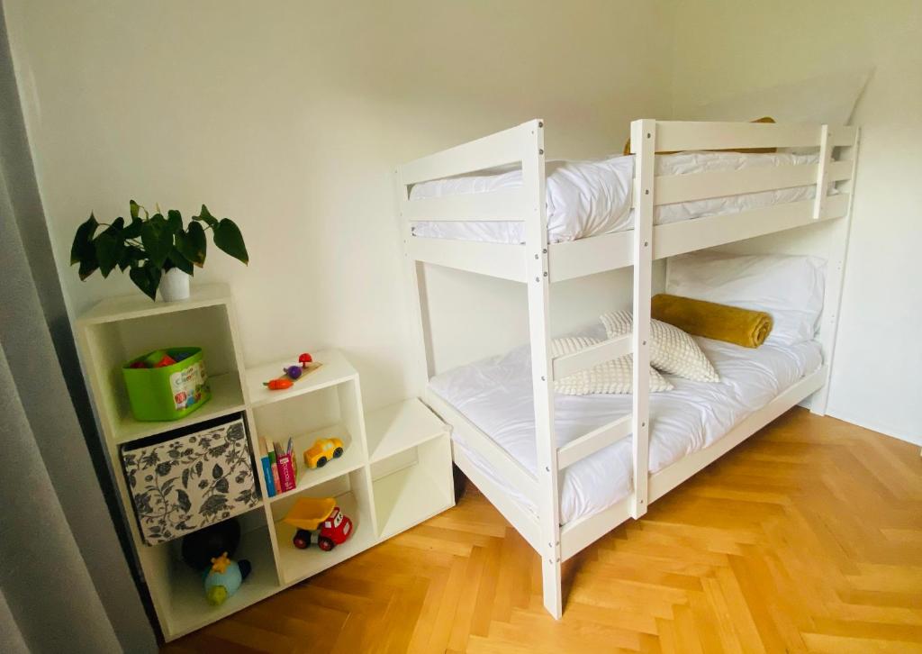 um beliche branco num quarto em Apartma Srečko, Sežana em Sežana