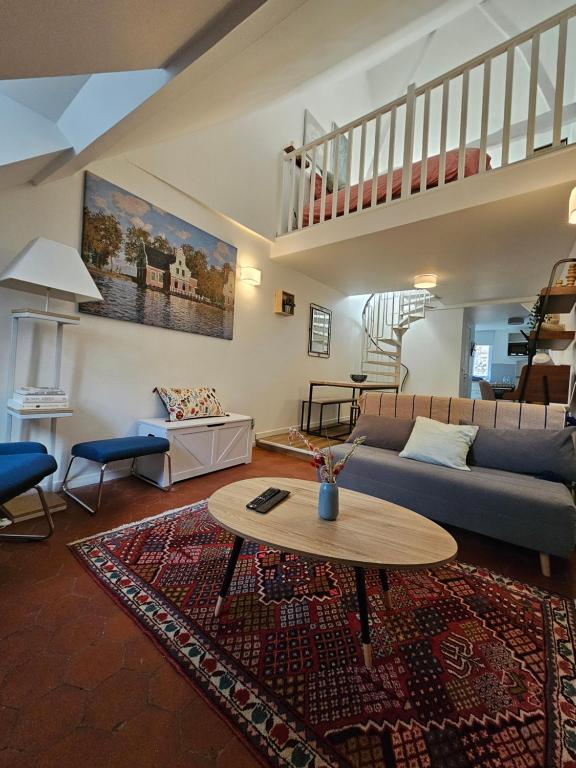 un salon avec un canapé et une table dans l'établissement Charmant Duplex au cœur de Vernon proche gare et Giverny, à Vernon