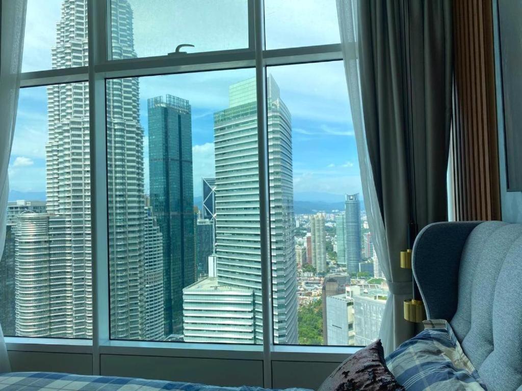 una ventana de hotel con vistas a la ciudad en FNF Suites, en Kuala Lumpur