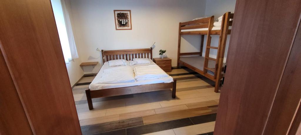 Postel nebo postele na pokoji v ubytování Chloumek