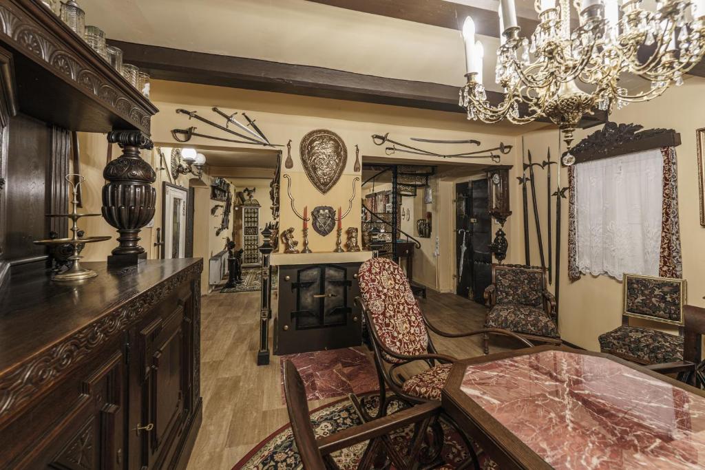cocina con mesa, sillas y lámpara de araña en Villa u Rytíře en Hřensko