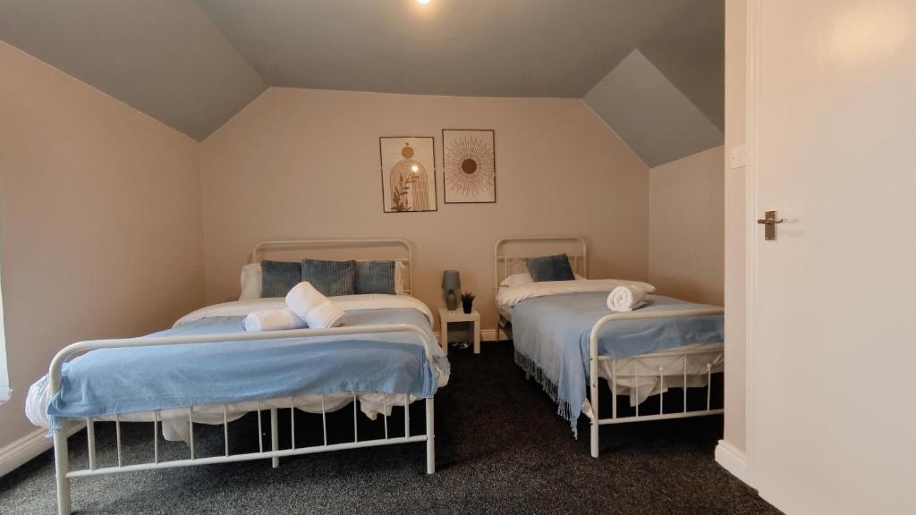 En eller flere senge i et værelse på Spacious Central Duplex Apartment with 2 Bathrooms with Free Wi-Fi, Parking and Keyless Access, Sleeps up to 9 - Perfect for Groups