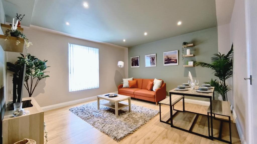 A seating area at Spacious Central Duplex Apartment with 2 Bathrooms with Free Wi-Fi, Parking and Keyless Access, Sleeps up to 9 - Perfect for Groups