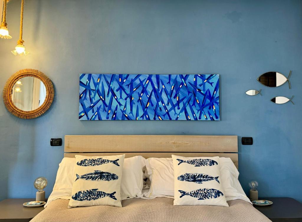 Dormitorio azul con cama y pared azul en La Piramide en Manarola