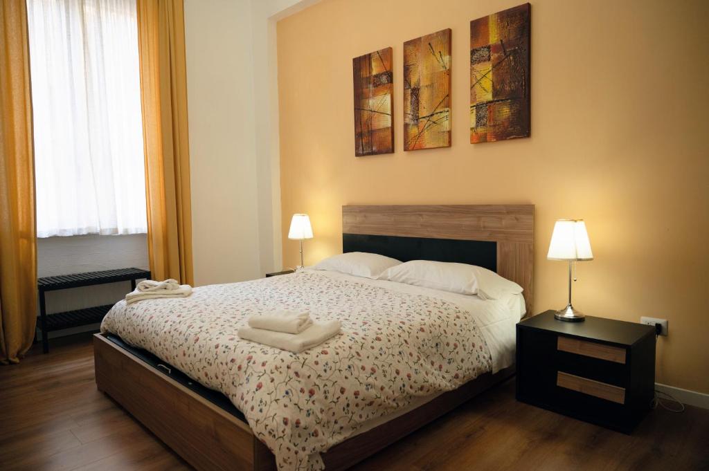 una camera da letto con un letto con due asciugamani bianchi di El Dorado Prati a Roma
