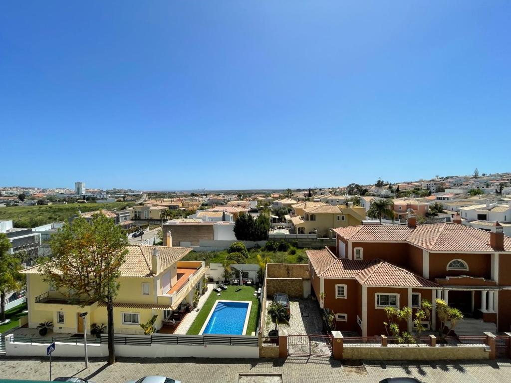 eine Luftansicht eines Hauses mit Pool in der Unterkunft Your place in Faro in Faro
