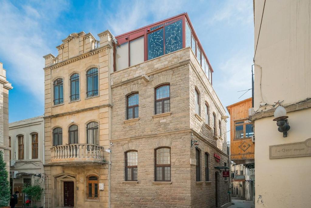 een gebouw met een balkon erboven bij Revelton Baku Studios in Baku