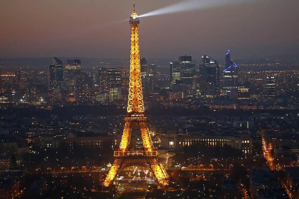 a view of the eiffel tower at night at Logement de charme et confort in Sceaux