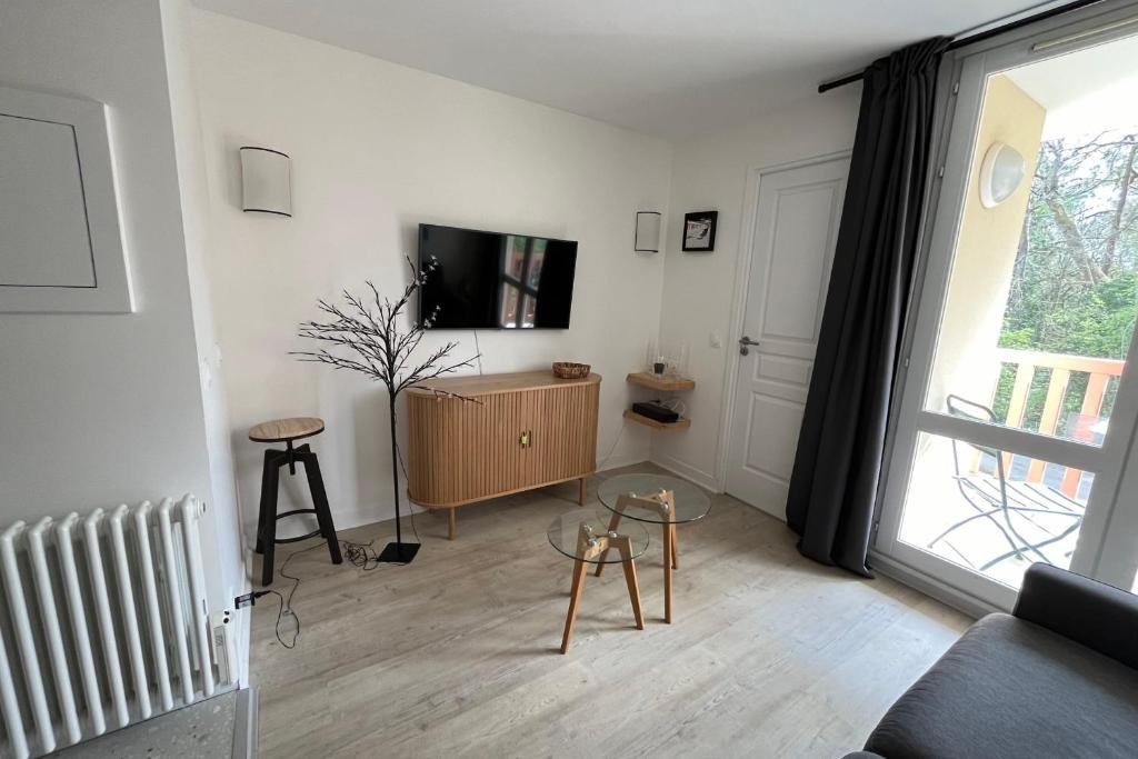 Televízia a/alebo spoločenská miestnosť v ubytovaní Beautiful flat with swimming pool tennis court and private car parking 109