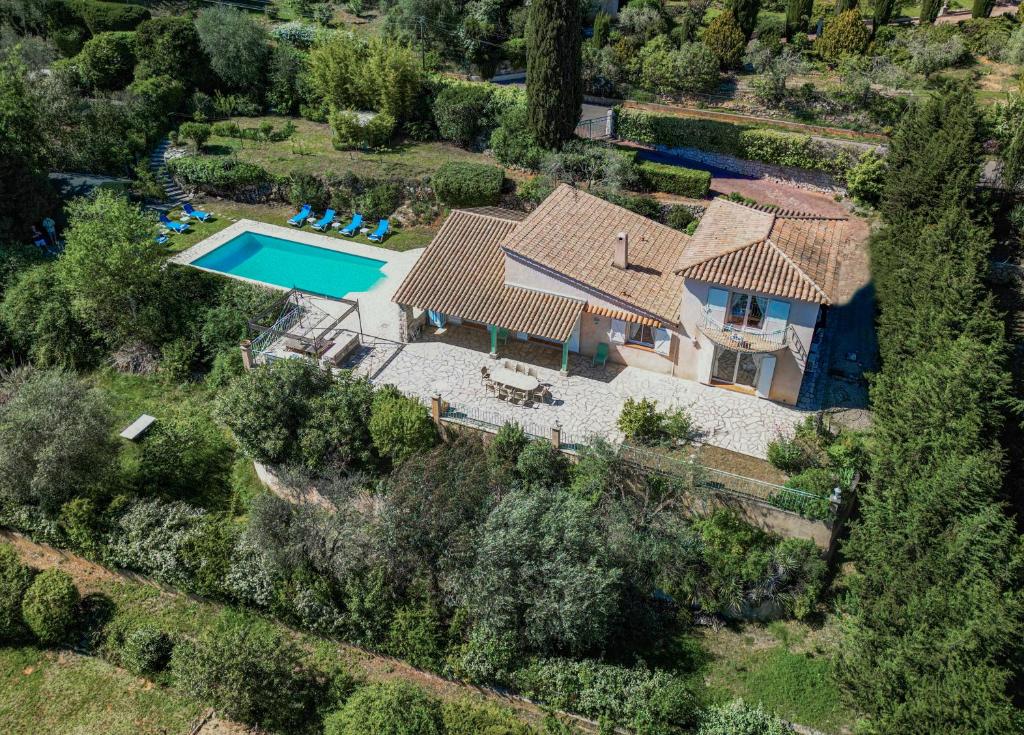 een luchtzicht op een huis met een zwembad bij Exclusive Villa in Provence with swimming pool in a very quiet private domain in Montauroux