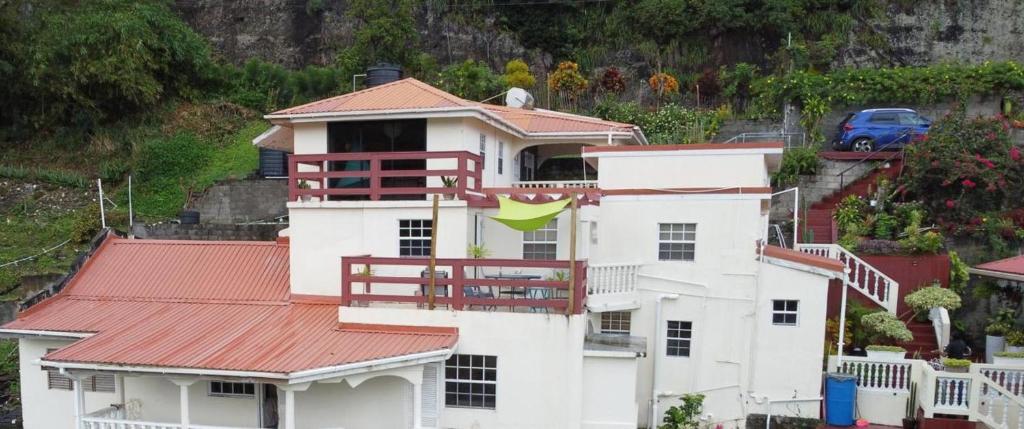 una casa blanca con una bandera verde encima en Story Villa 1 Bedroom with Ocean & Mountain View, en Canaries