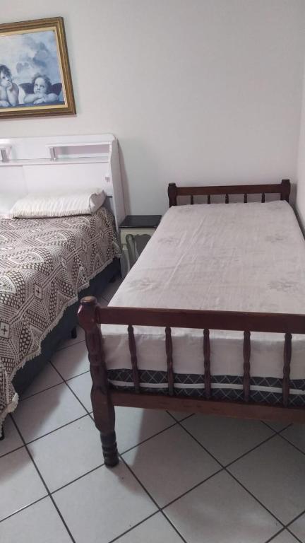 - un lit dans une pièce à côté dans l'établissement AP 35, à Praia Grande