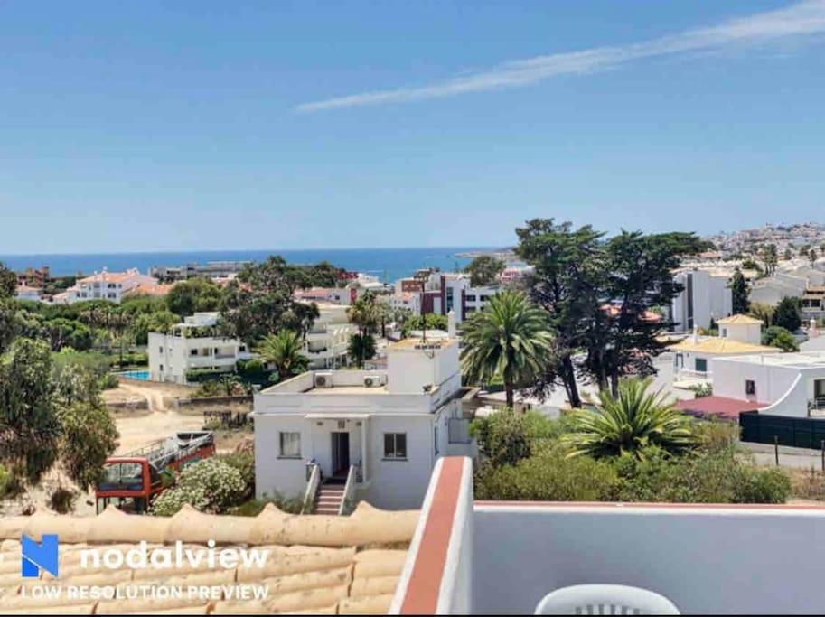 uma vista da cidade a partir da varanda de uma casa em Double ROOFTop Mont-Blanc : vue plage amazing em Albufeira