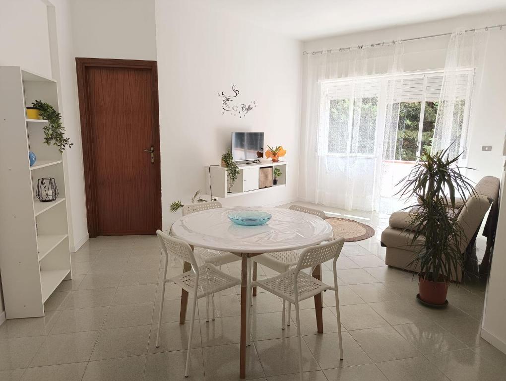 Televízia a/alebo spoločenská miestnosť v ubytovaní Perla Home Speciale Vacanze 2025 Casa perfetta per gruppi coppie e famiglie vivi la Sicilia a modo tuo