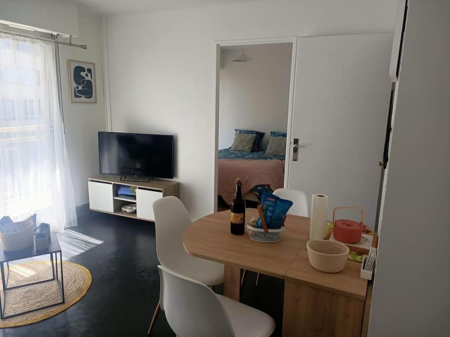 un salon avec une table et un lit dans l'établissement Le Toutapieds, à Le Touquet-Paris-Plage