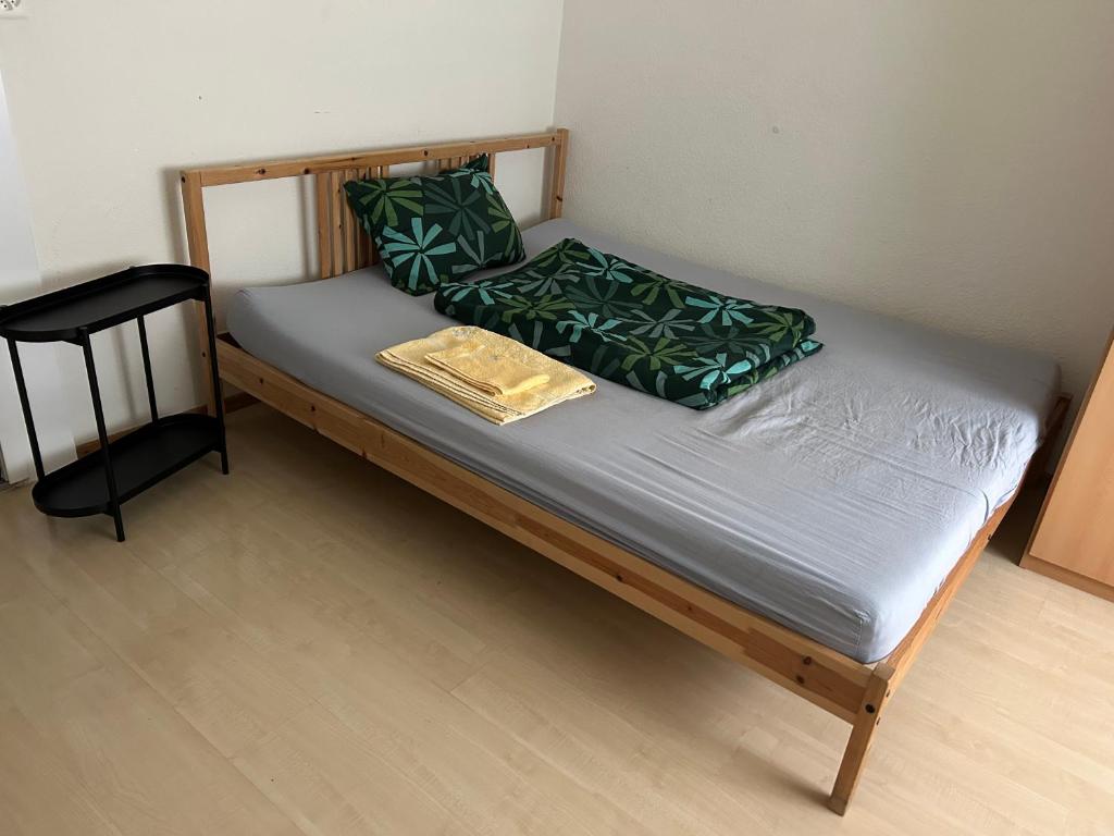 Bett mit grünen Kissen auf einem Zimmer in der Unterkunft Cozy room with private bathroom in Turgi