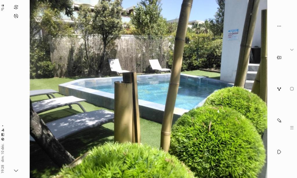 - une piscine avec deux chaises dans la cour dans l'établissement Villa en bord de plage, à Sète