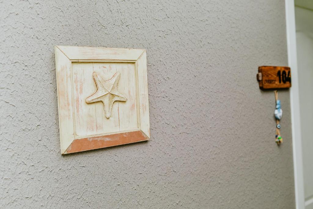 Pia Butik Otel Sığacık في إزمير: صندوق خشبي عليه نجمة على الحائط