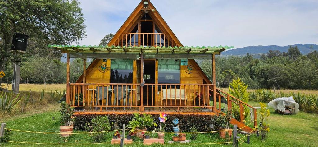 una casa en el árbol con porche y terraza en Cabaña el rincon de la abuela en Guasca