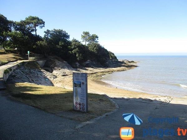 a sign sitting on the side of a beach at Grand T3 bien équipé , standing , calme in Vaux-sur-Mer