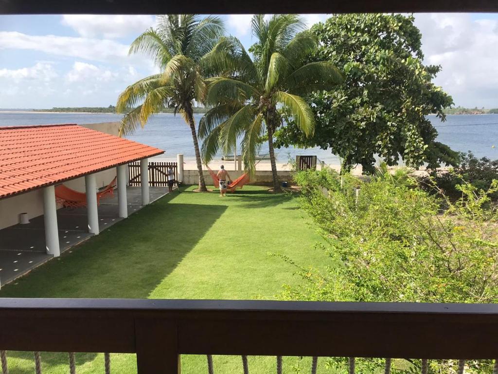 - une vue sur la plage depuis le balcon d'une maison dans l'établissement Casa a Beira mar na Barra do Serinhaem Ituberá - Bahia - Brasil, à Sirinhaém